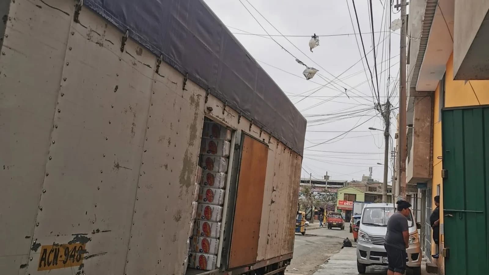 Camión de reparto de Inversiones Barrera cargado con fardos de descartables